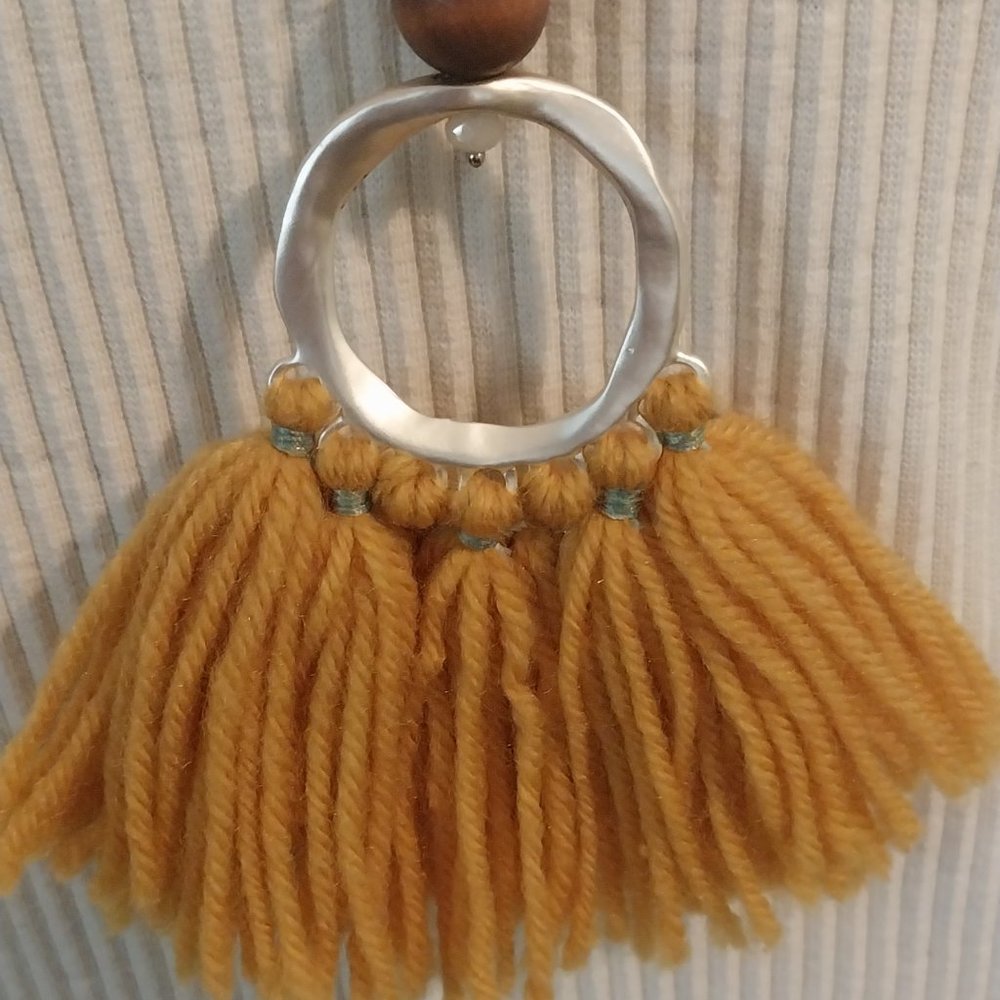 2951 Plunder Long Gold Link Chain With A Gold Yarn Embellished Pendent. - Picture 2 of 7